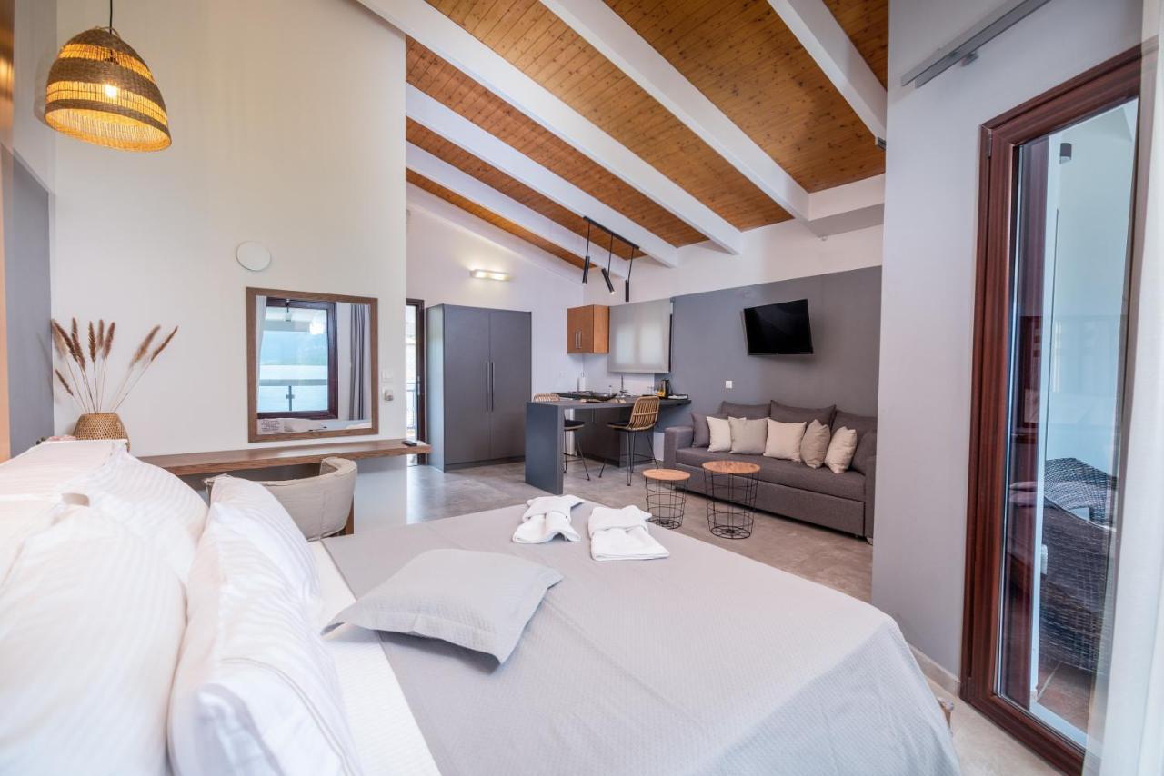 Trizonia Bay Hotel Bagian luar foto