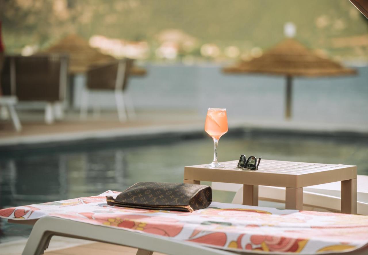 Trizonia Bay Hotel Bagian luar foto