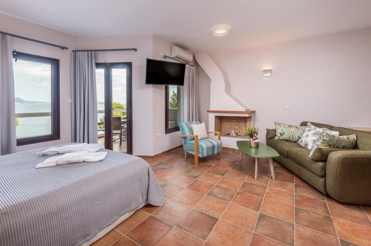 Trizonia Bay Hotel Bagian luar foto