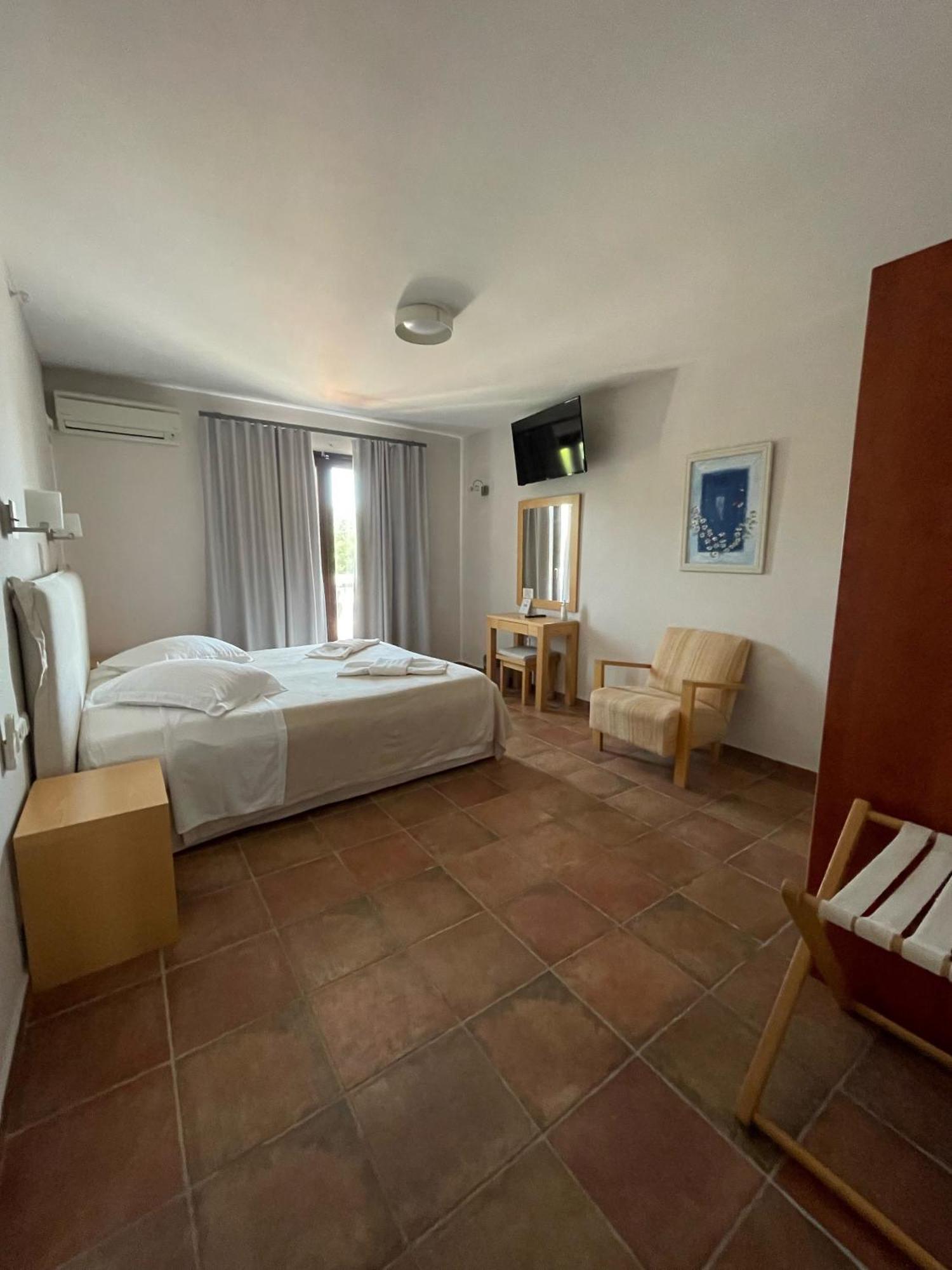 Trizonia Bay Hotel Bagian luar foto