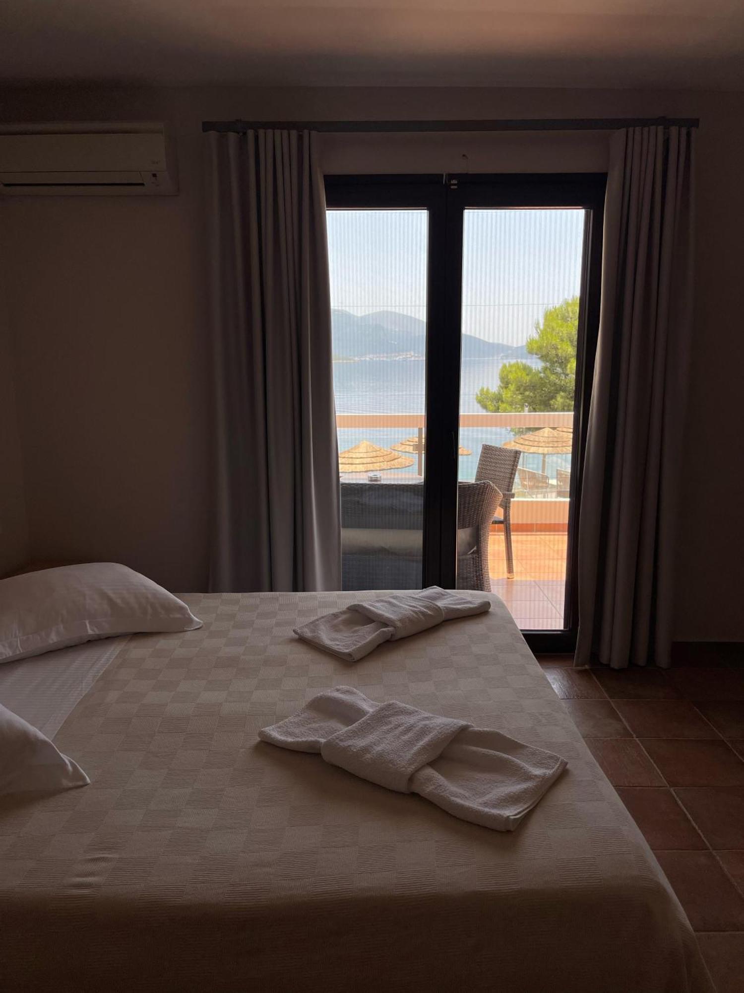 Trizonia Bay Hotel Bagian luar foto