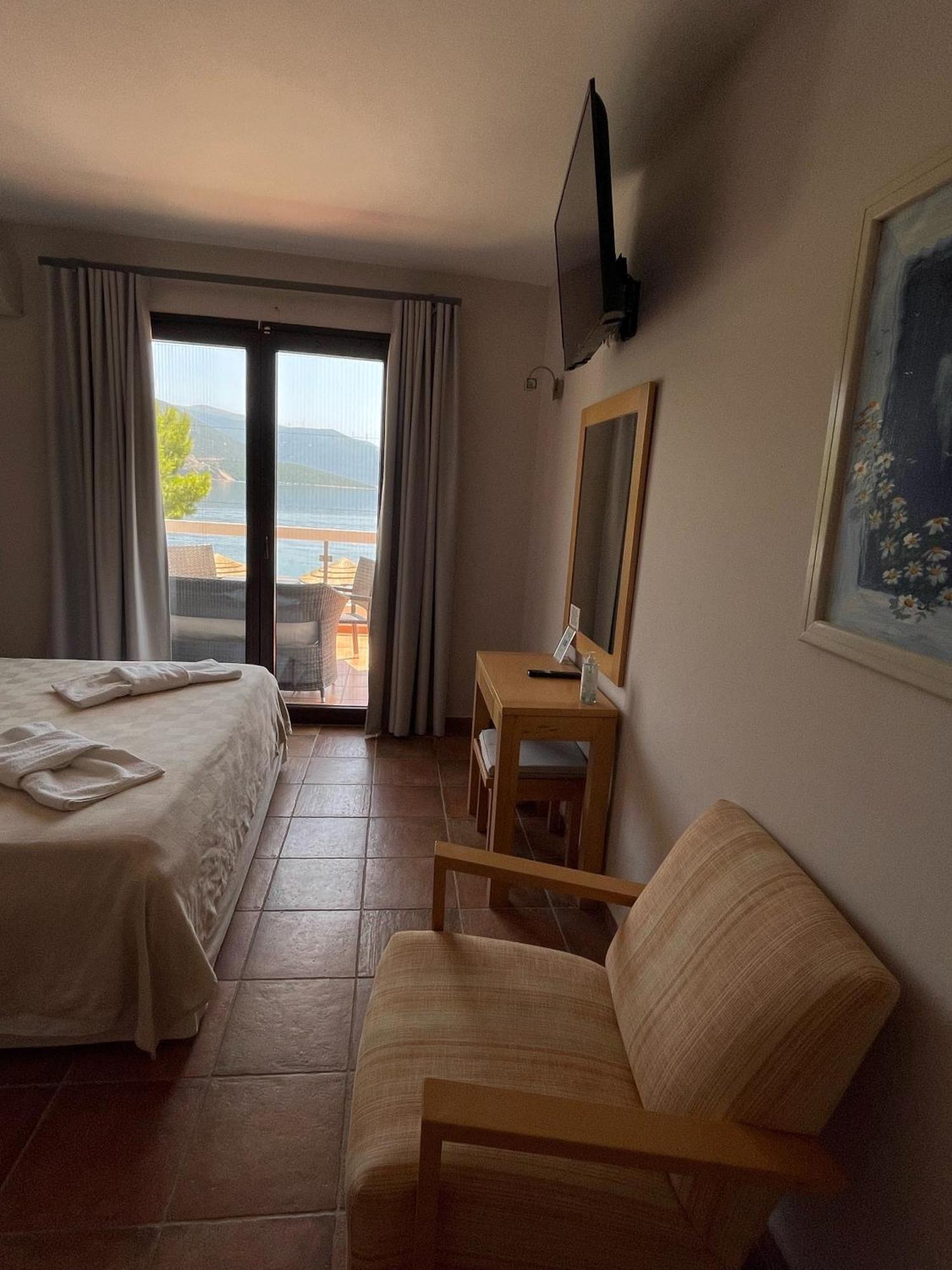 Trizonia Bay Hotel Bagian luar foto