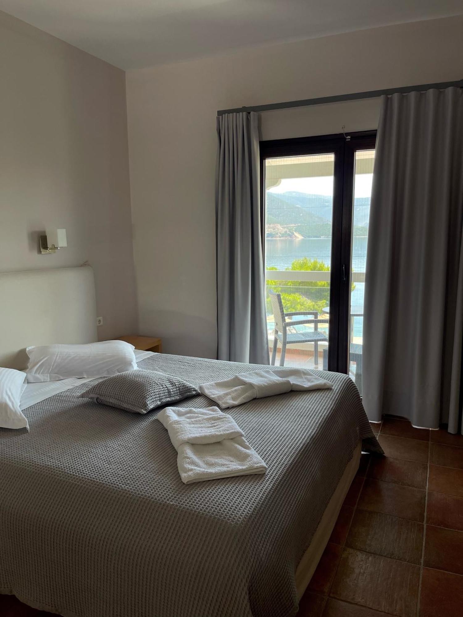 Trizonia Bay Hotel Bagian luar foto